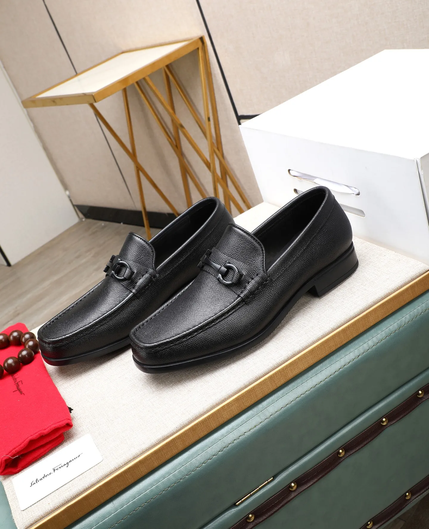 Men's clothing and shoes 💰700📛📛High-end goods! Salvatore Ferragamo is the world's top luxury footwear brand. It comes from Italy, the kingdom of fashion. It is famous all over the world for its traditional handmade design and novel styles... 🚶🏻🚶🏻 Top-quality suit shoes are sold simultaneously at the counter. This style is purely handmade. The fabric is imported Italian calfskin➕soft water-dyed cowhide lining. Specially available with original deep rubber outsole🌀🌀Size: 38➖44